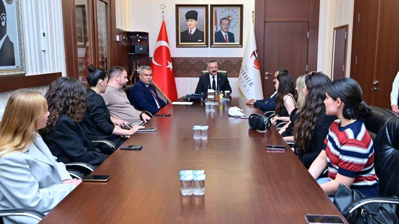 Vali Aksoy, basın kartlarını takdim etti