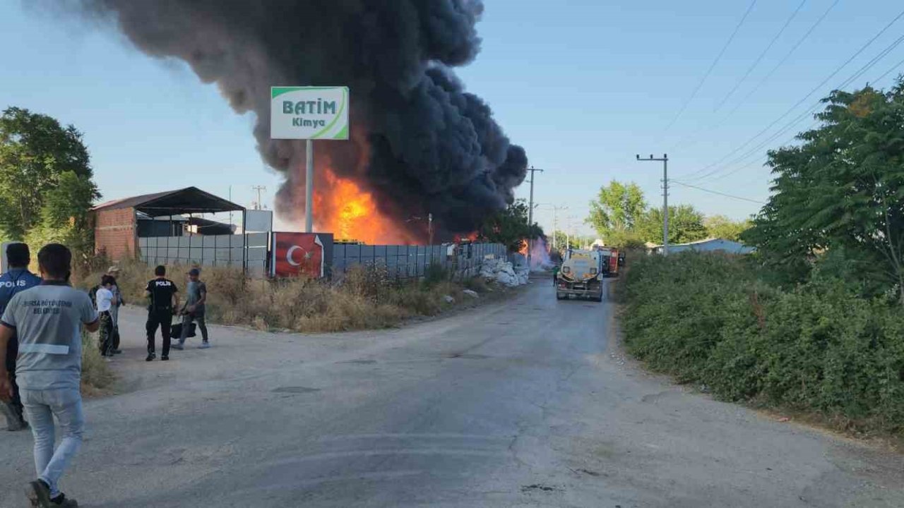 Bursa’da plastik fabrikası alevlere teslim oldu
