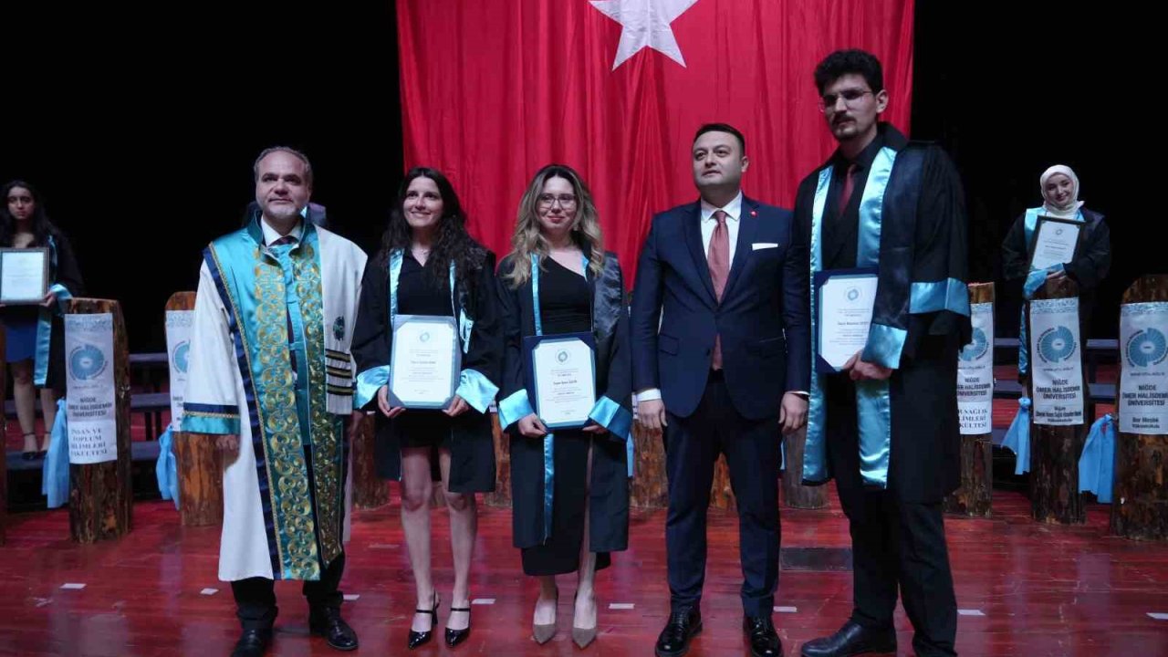 Niğde Ömer Halisdemir Üniversitesinde mezuniyet töreni: 2 bin öğrenci kep attı