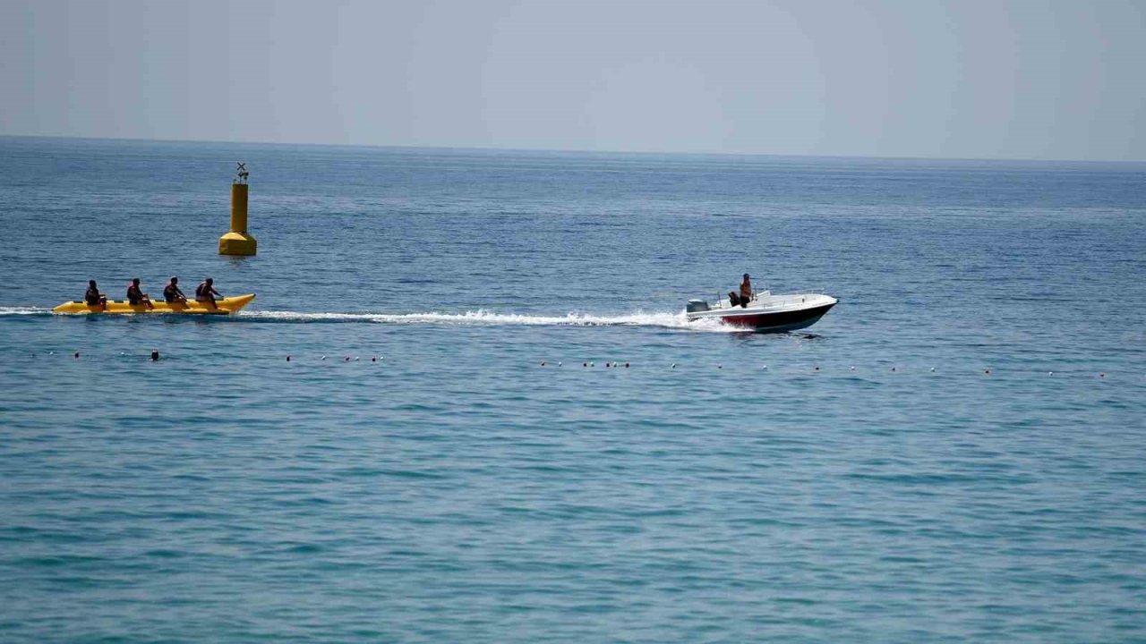 Kuşadası’nda sıcak havadan bunalanlar plajlara akın etti