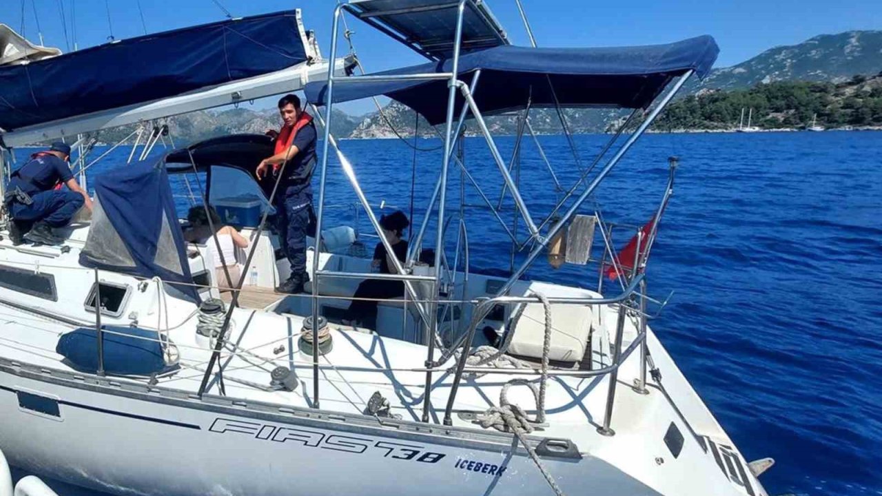Yelkenli teknede 2 göçmen kaçakçısı ve 38 düzensiz göçmen yakalandı