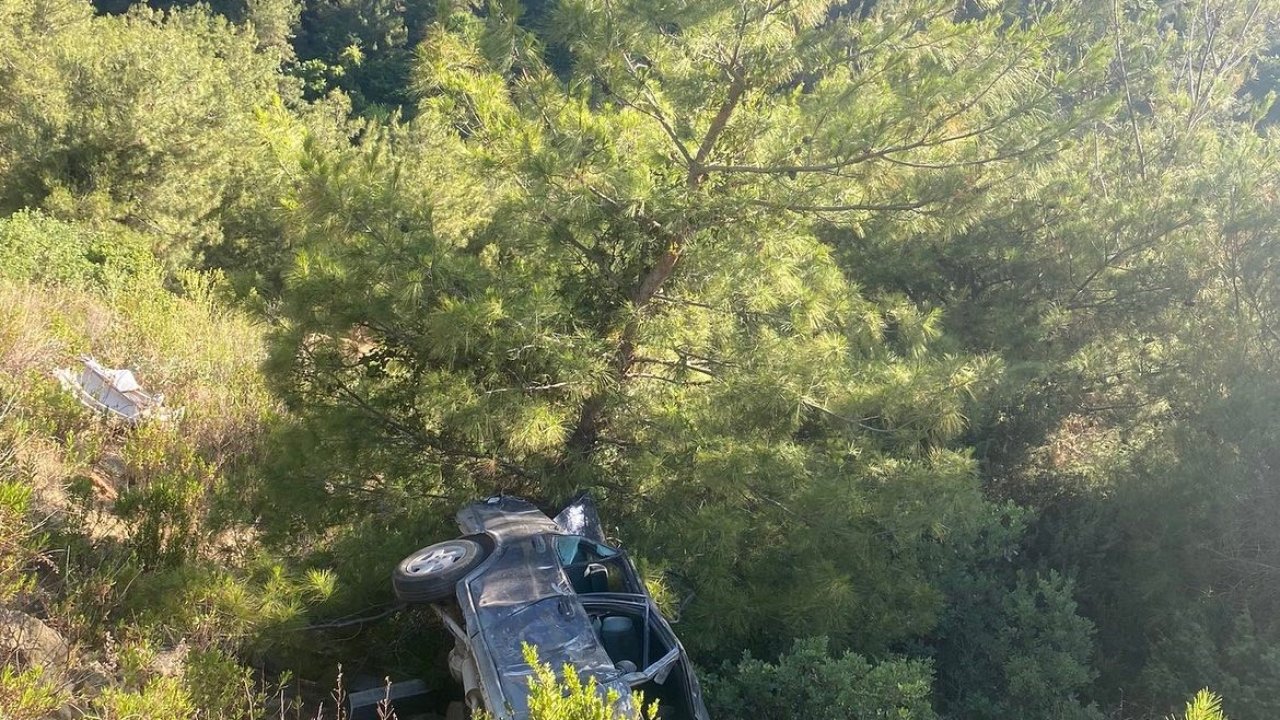 Otomobil uçurumdan uçtu: 1 ölü, 2 yaralı
