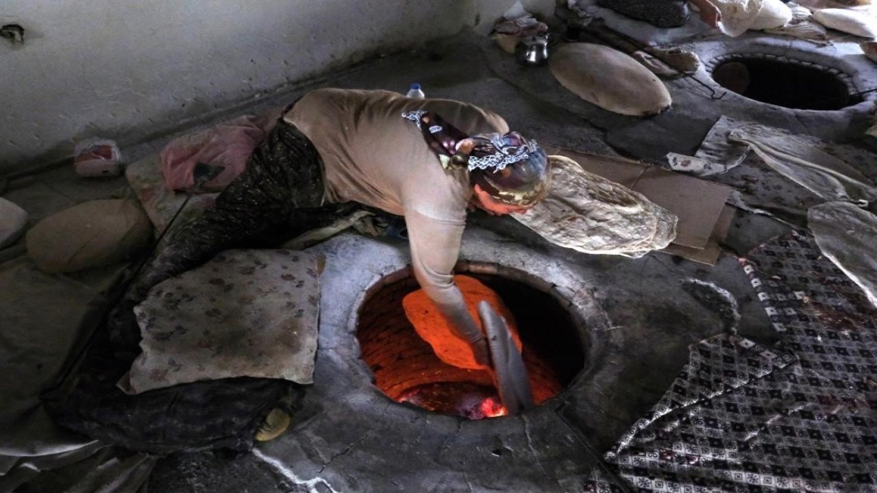 Tandır lavaşı 55 derecelik sıcak bir ortamda pişirilerek sofralardaki yerini korumaya devam ediyor