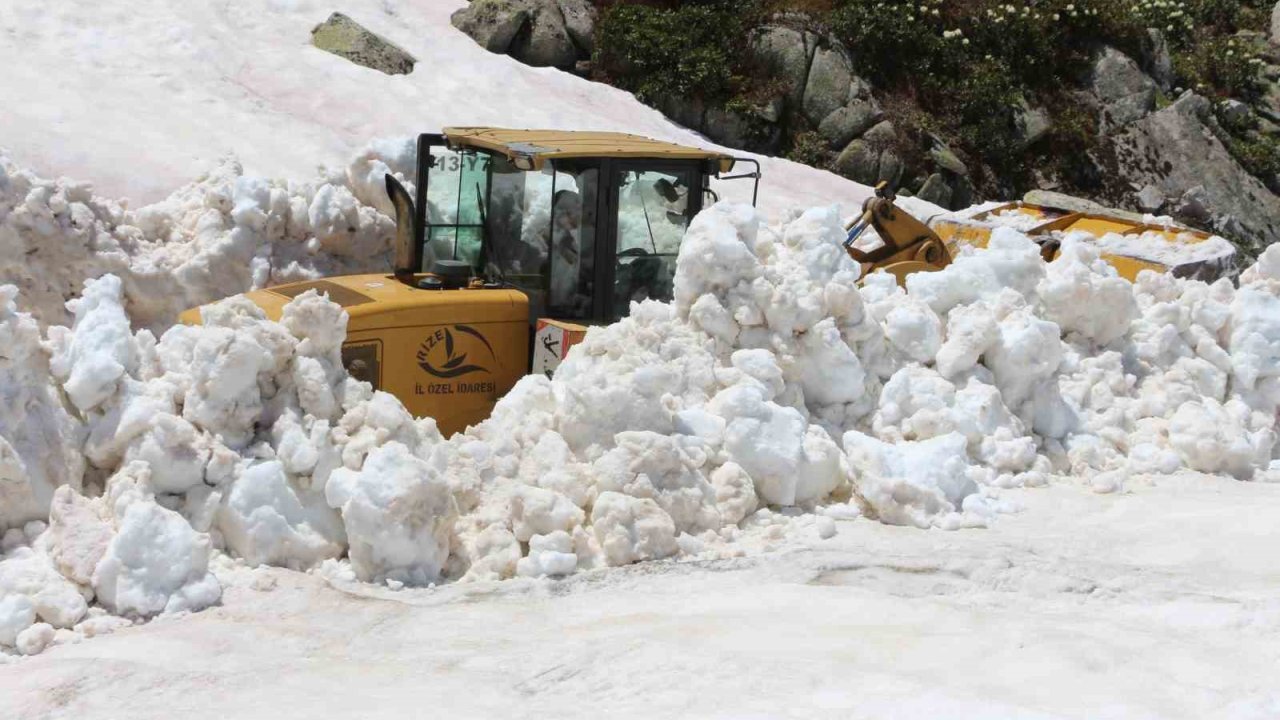 Rize yaylalarında hummalı kar temizliği