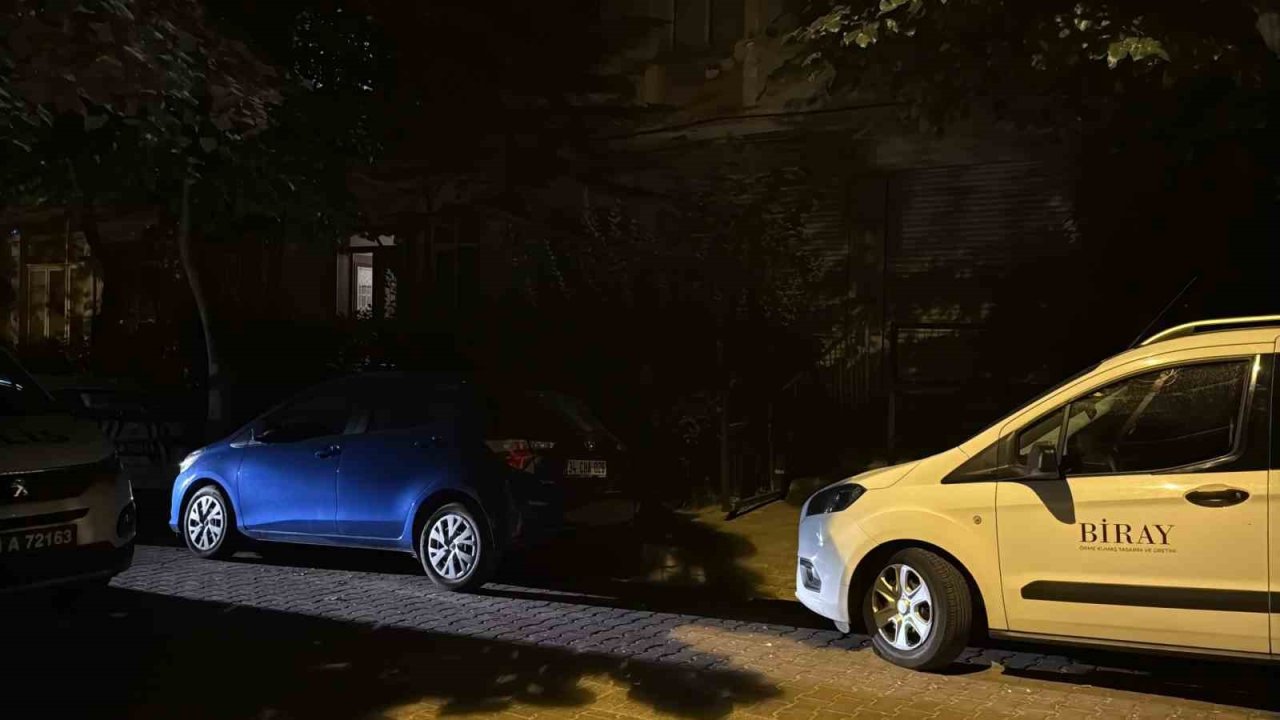 Avcılar’da bir adam evinin önünde alkol içen 2 kişiyi silahla vurdu