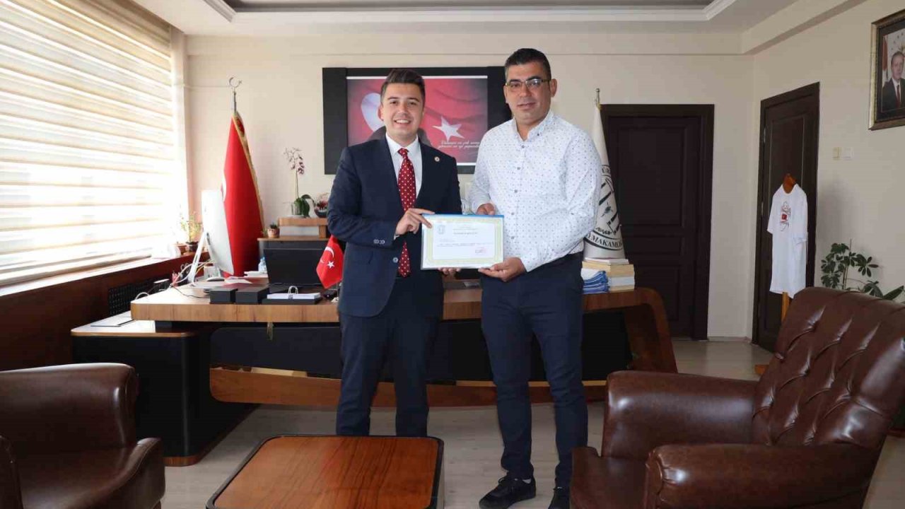 Kaymakam Gündoğdu’dan örnek muhtara teşekkür belgesi