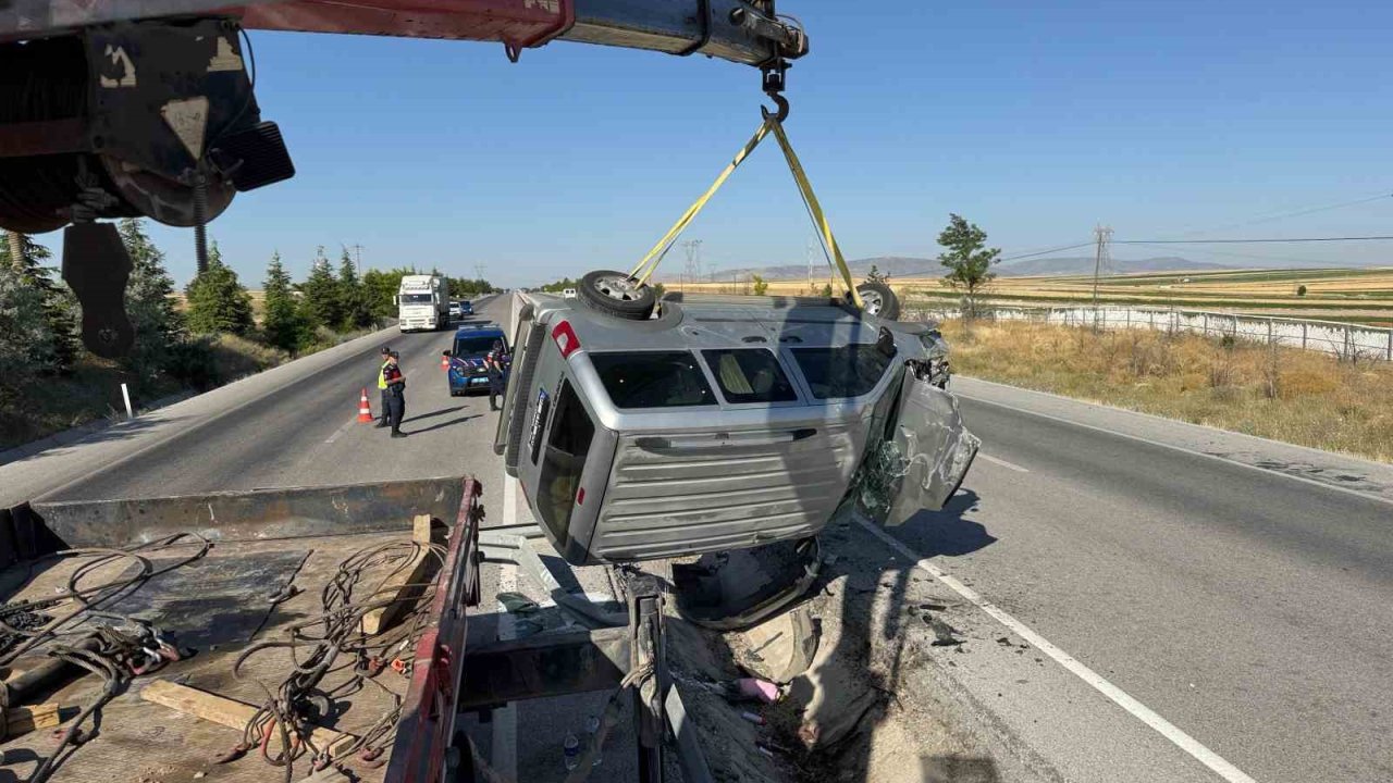 Refüje devrilen hafif ticari araçta 2 kişi yaralandı