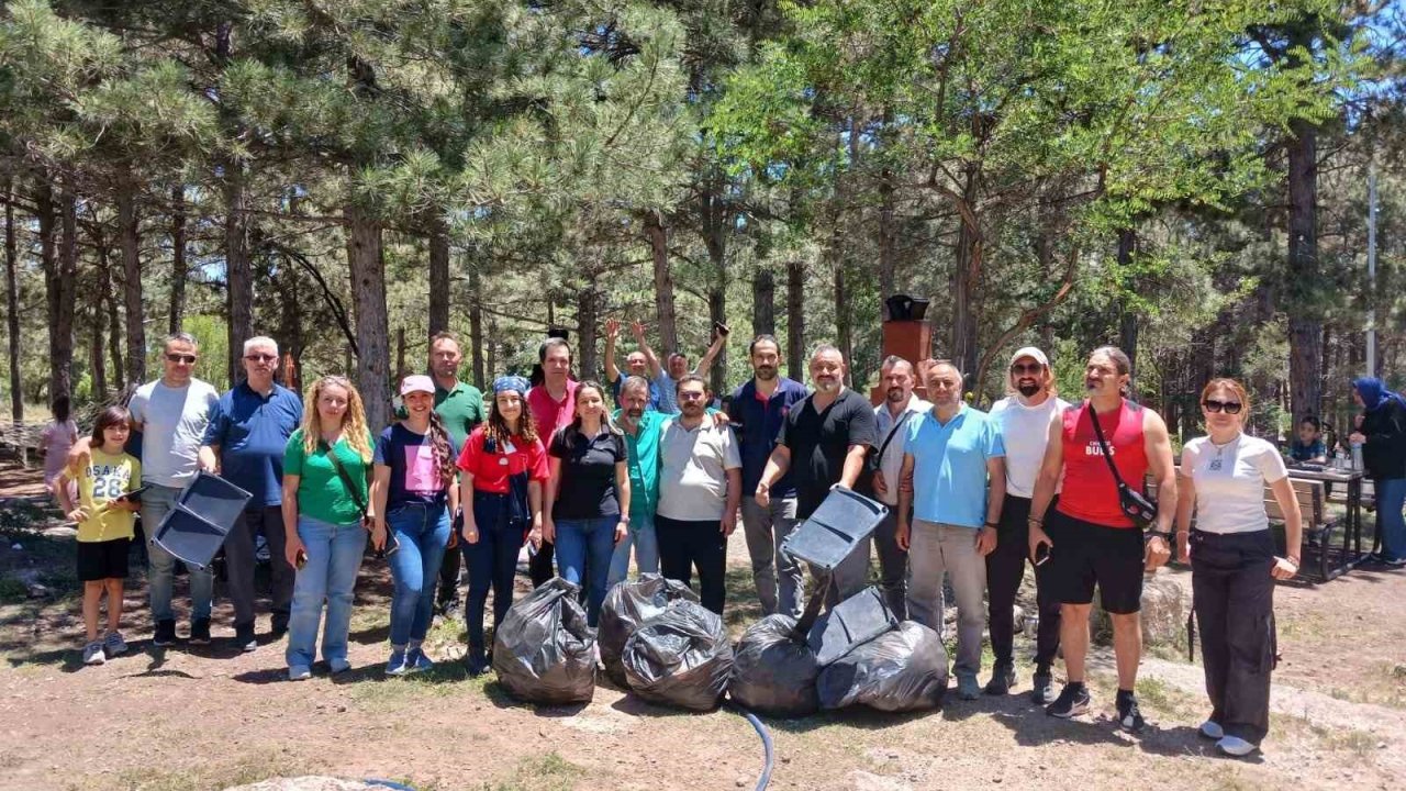 Niğde’de öğretmenlerden doğa için anlamlı etkinlik: Seminer kapsamında çöp topladılar
