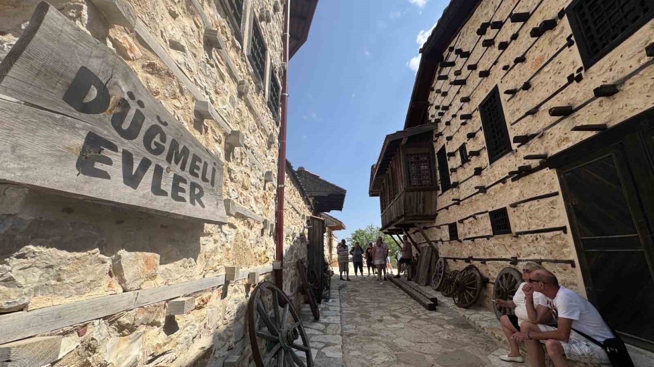 Antalya’nın 15 haneli 50 nüfuslu beton yapı bulunmayan 800 yıllık tarihi köyüne turist akını