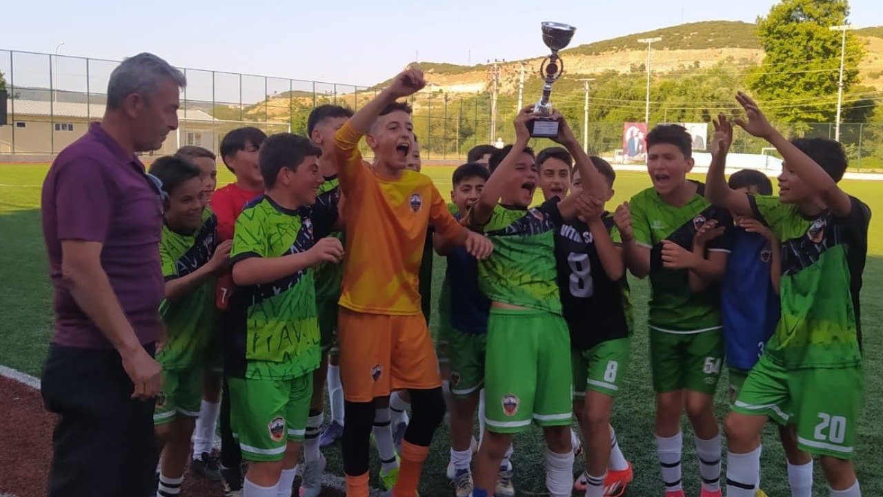 Bilecik U13 Gençler Ligi şampiyonu Vitraspor oldu