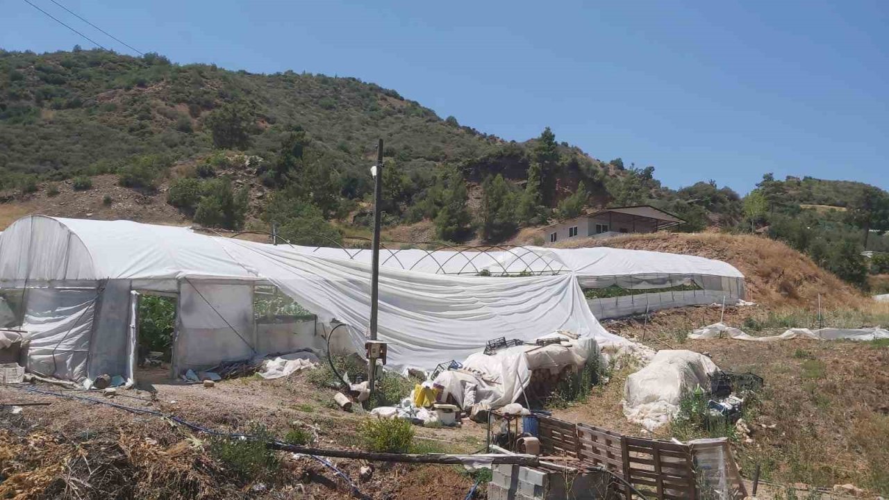 Kumluca’da aniden başlayan hortum seralara zarar verdi