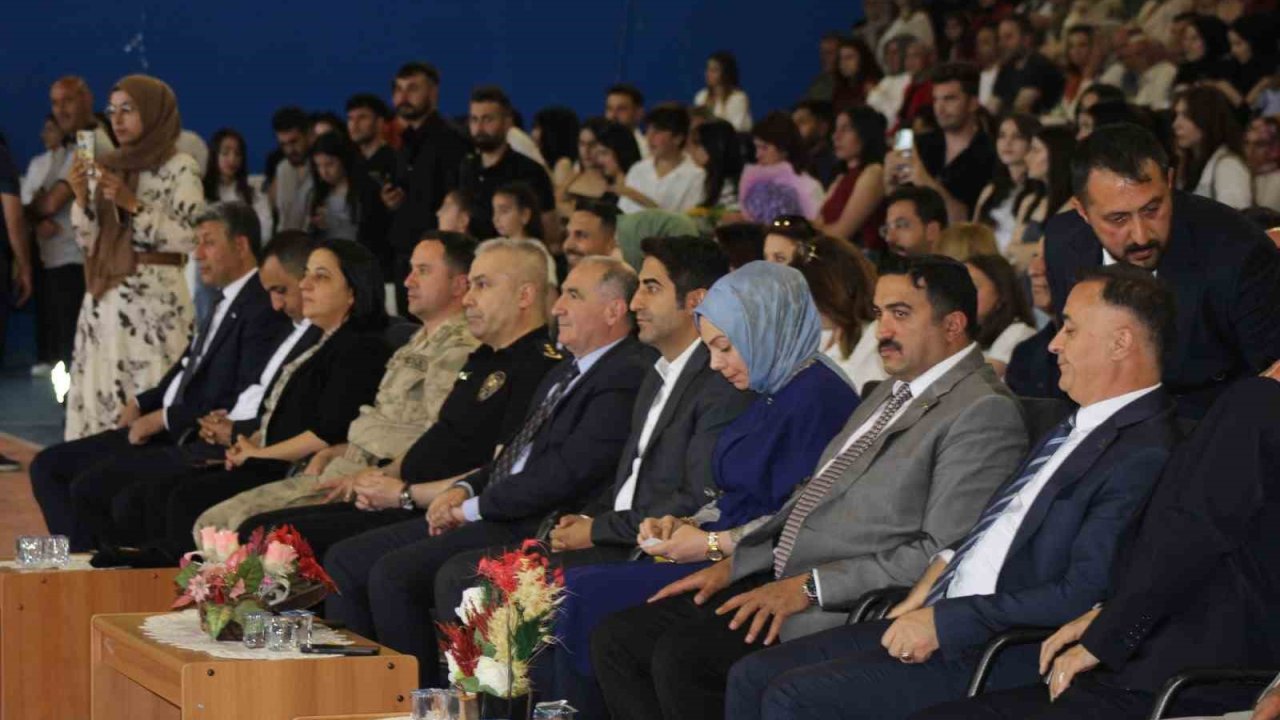 Sarıkamış Meslek Yüksekokulu’da mezuniyet coşkusu