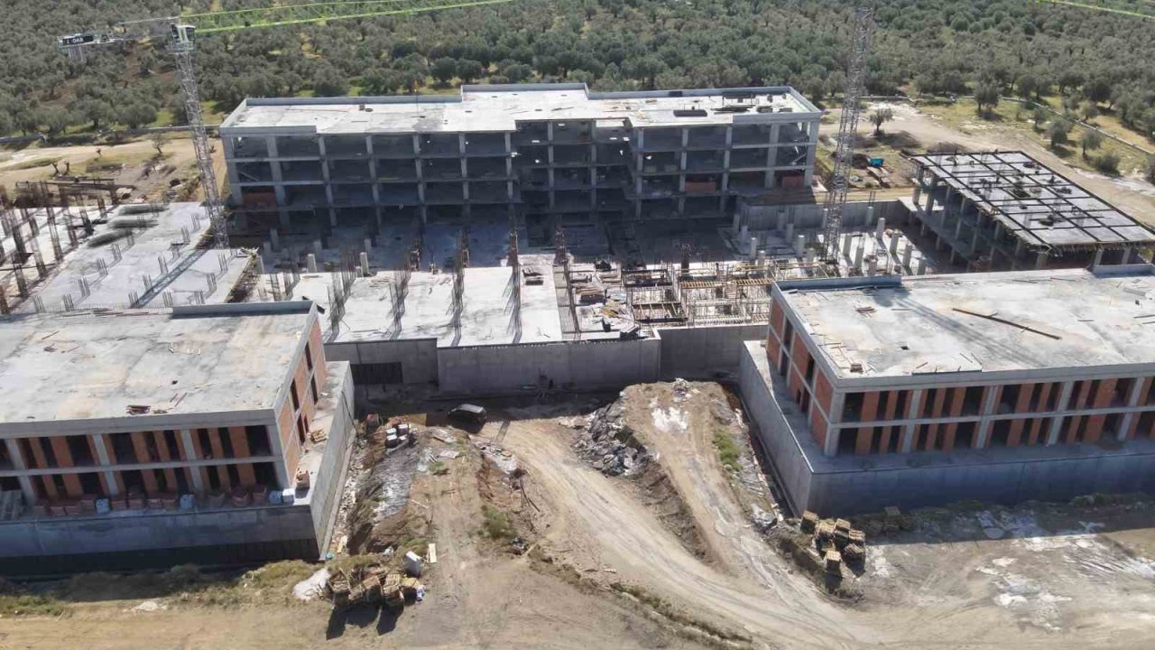 Edremit’te 300 yataklı yeni devlet hastanesi inşaatı yükseliyor