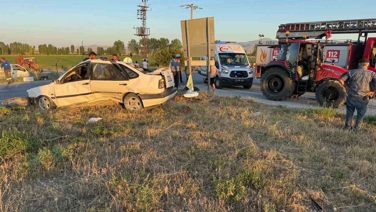 Otomobil ile traktörün çarpıştığı kazada 4 kişi yaralandı