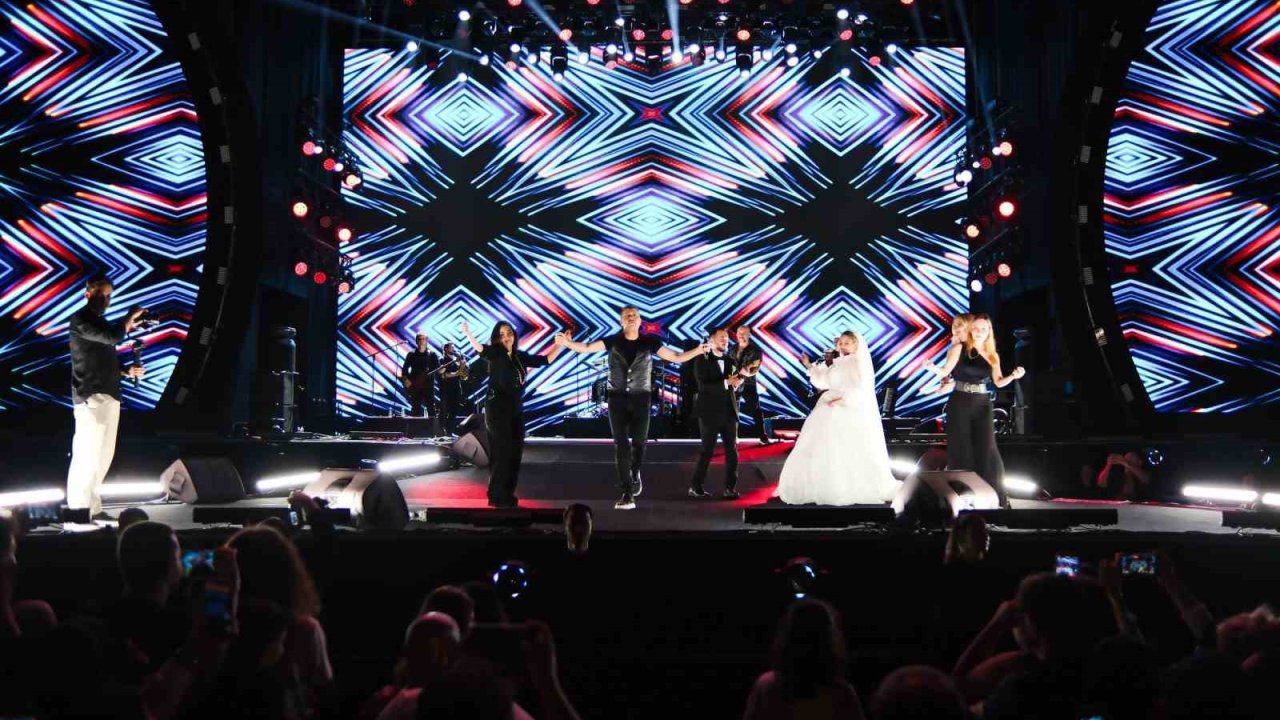 Haluk Levent’ten sahnede düğün sürprizi: Çiftetelli ve balayı hediyesi