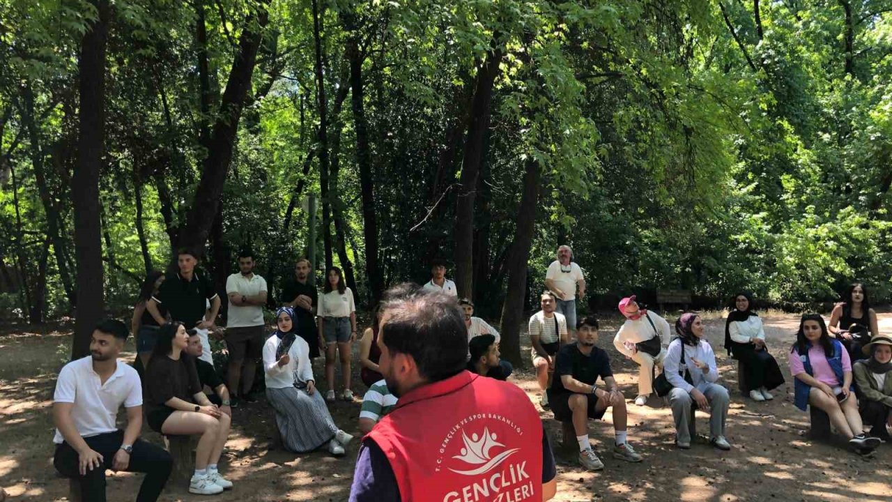 Muğla’da gönüllü gençler doğayı keşfetti, çevre temizliği yaptı