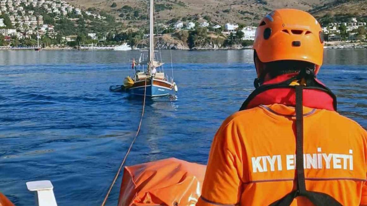 Bodrum’da arızalanan ve içinde 2 kişi bulunan tekne KIYEM ekiplerince kurtarıldı