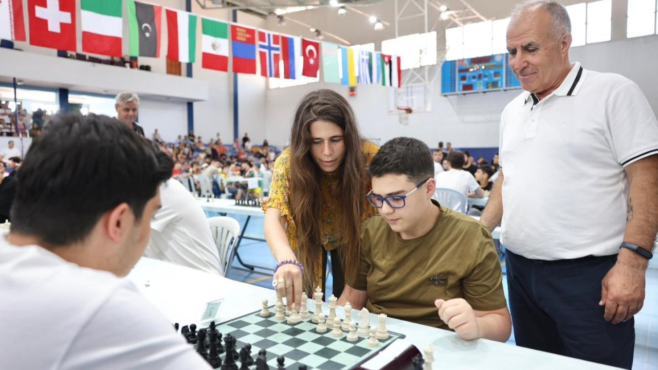 Çeşme’deki Yıldırım Turnuvası’nın açılış hamlesi Lal Denizli’den