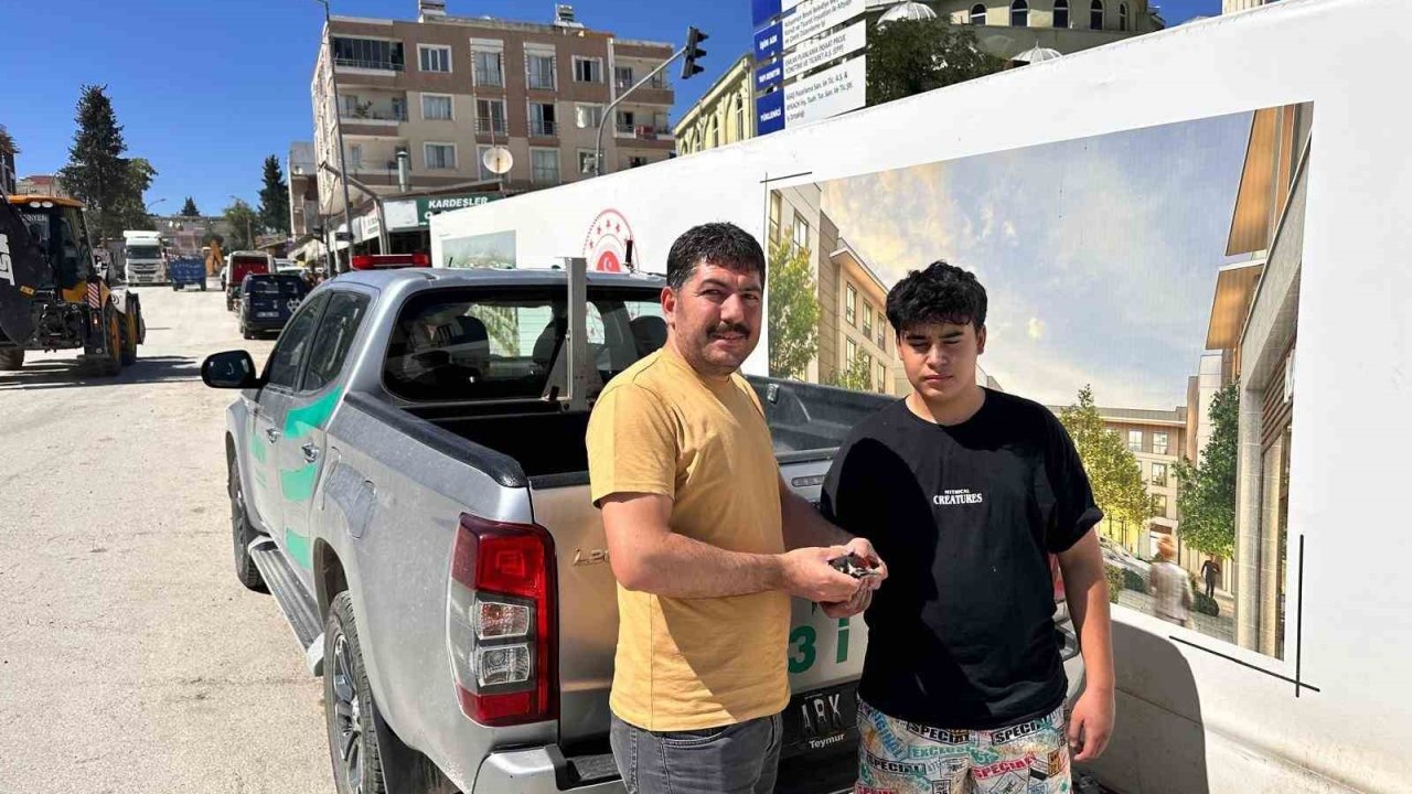 Besni’de yaralı halde bulunan ağaçkakan koruma altına alındı