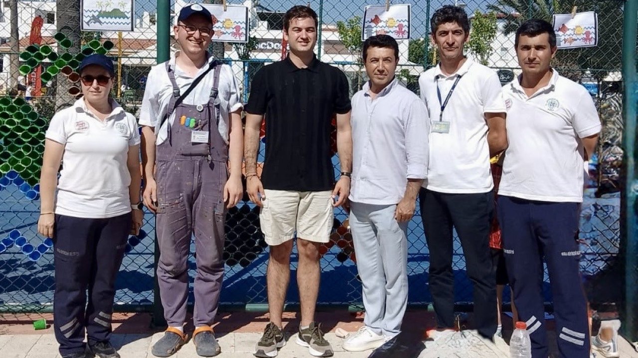 Bodrum’da çocuklar 4 bin bardakla yaza sanatla ’Merhaba’ dedi