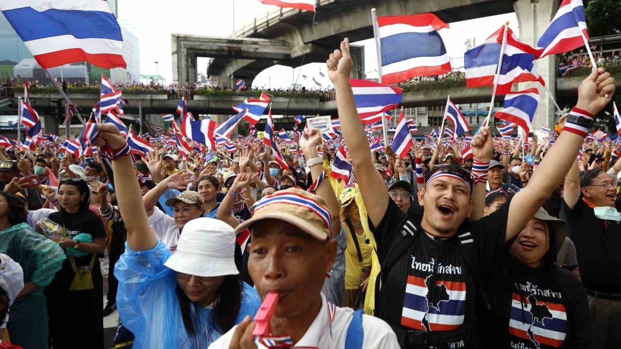 Tayland’da binlerce kişi Başbakan Shinawatra’nın istifasını talep etti