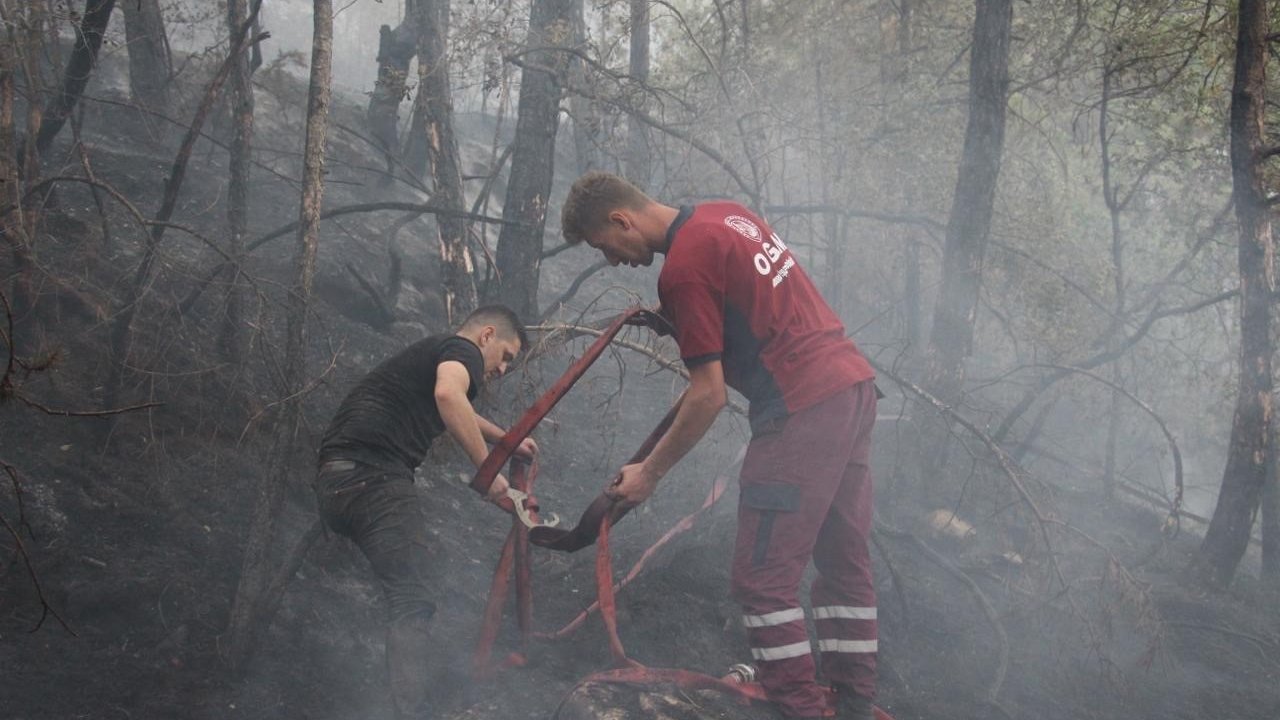 Bolu’daki orman yangını sürüyor: Ekipler ve köylüler seferber oldu