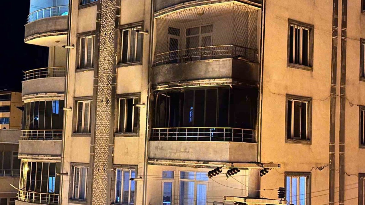 Apartmanda çıkan yangın paniğe neden oldu