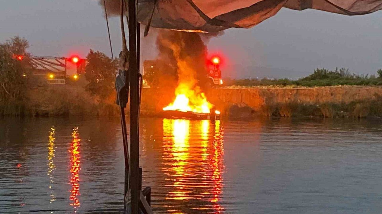 Manavgat Irmağı’nda fiber balıkçı teknesi alev alev yandı