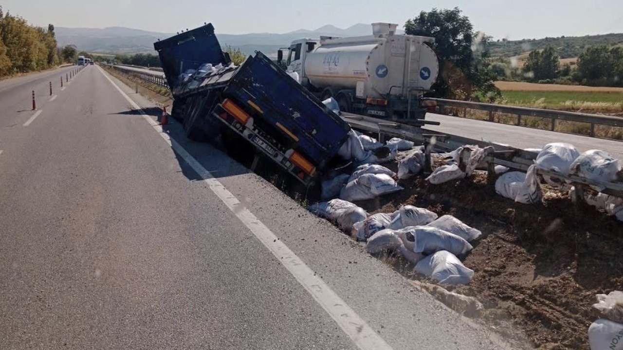 Balıkesir’de kontrolden çıkan tır bariyerlere çarptı