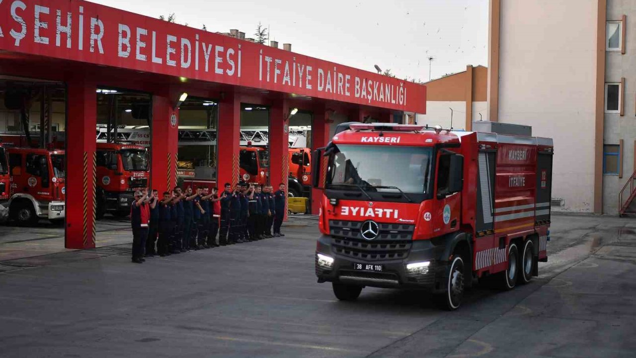 Kayseri itfaiyesi yangınla mücadele için Manisa’ya gitti