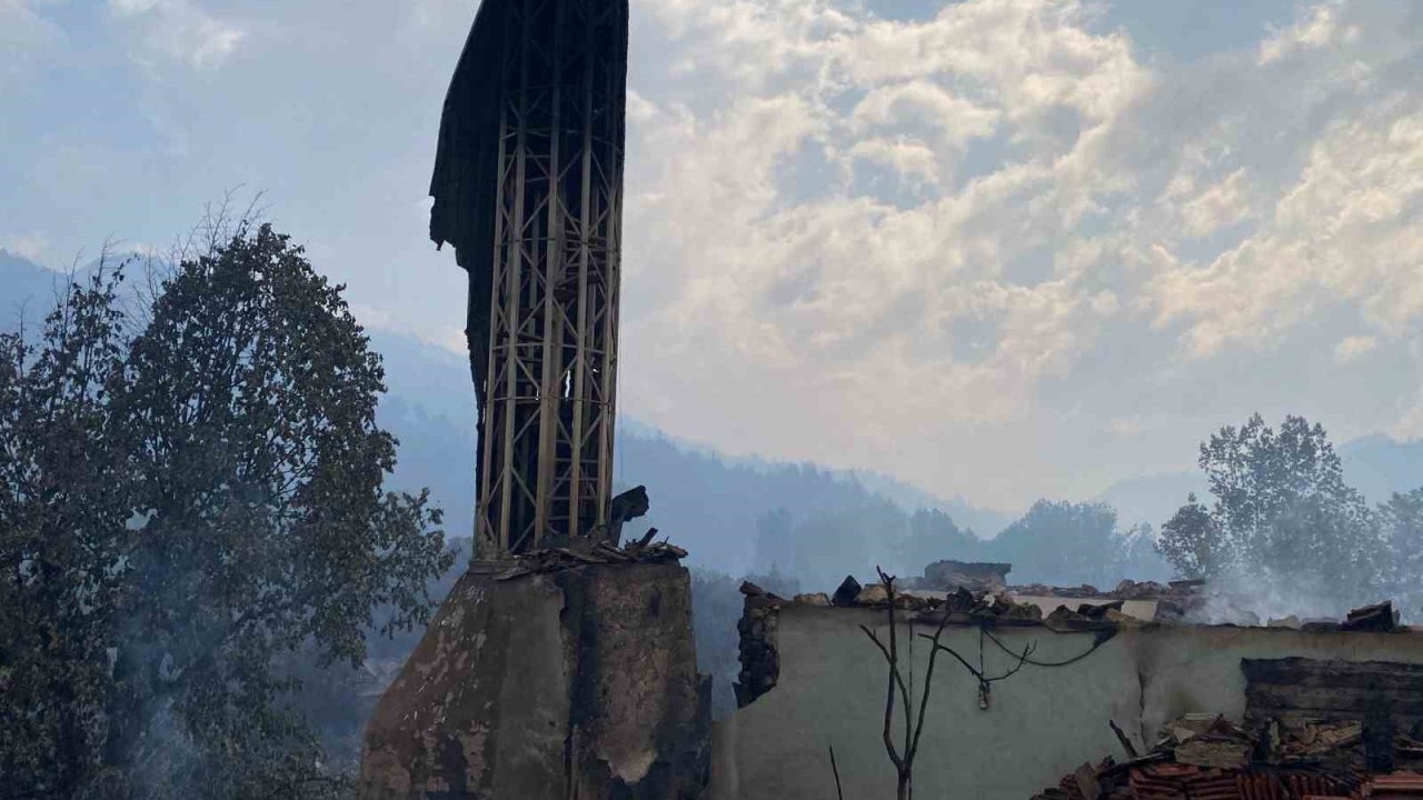 Köprücek Köyü Camii için için yanıyor