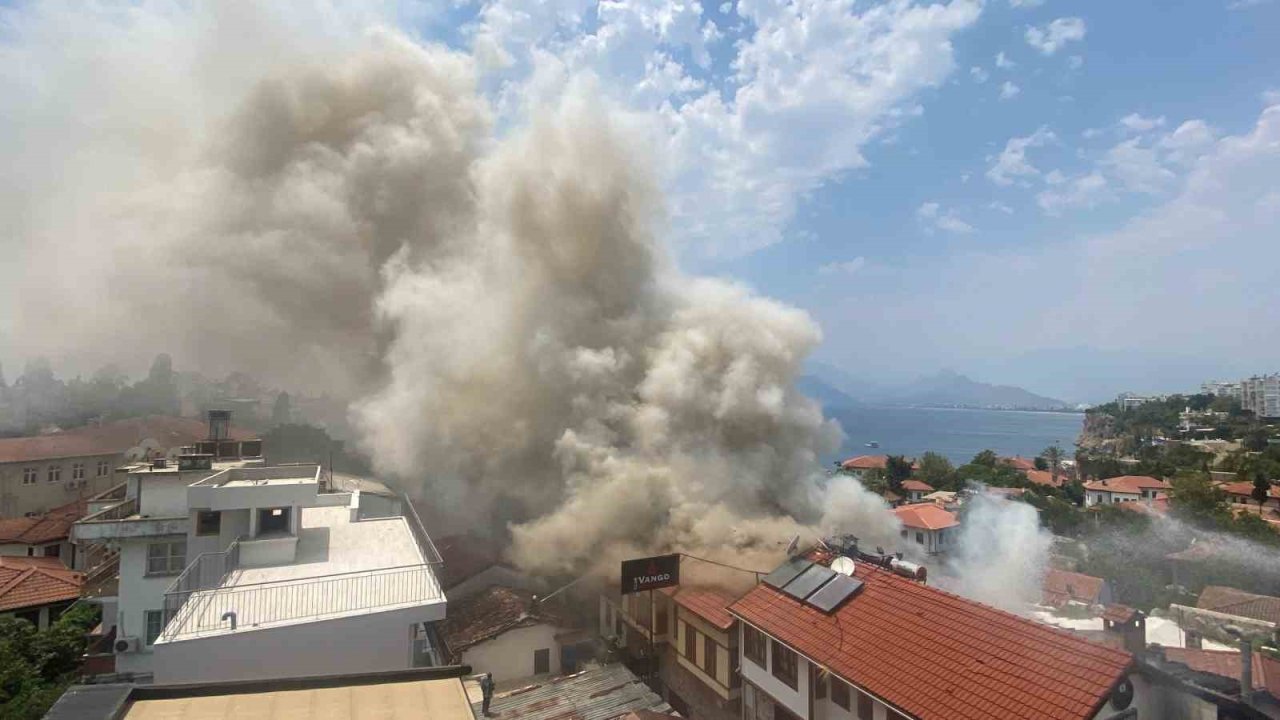 Antalya Kaleiçi’ndeki yangın