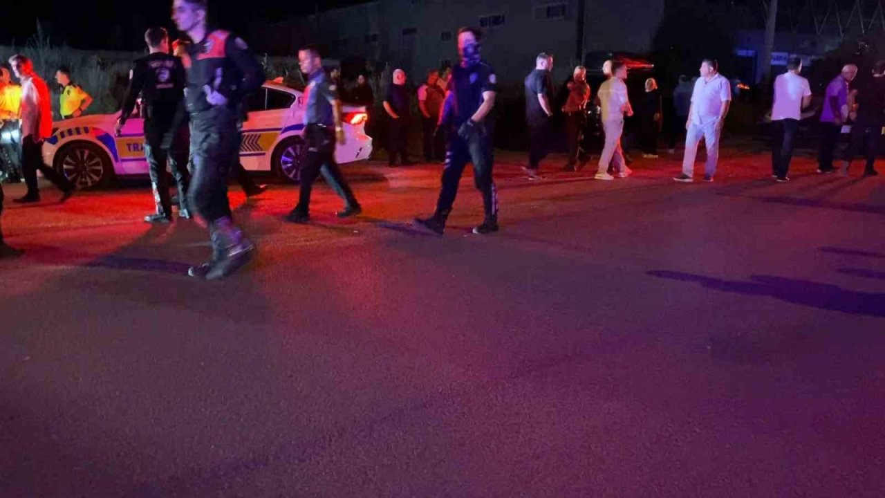 Bursa’da park halindeki araçlara çarpıp kaçtı, geri döndüğünde araç sahiplerinin saldırısına uğradı