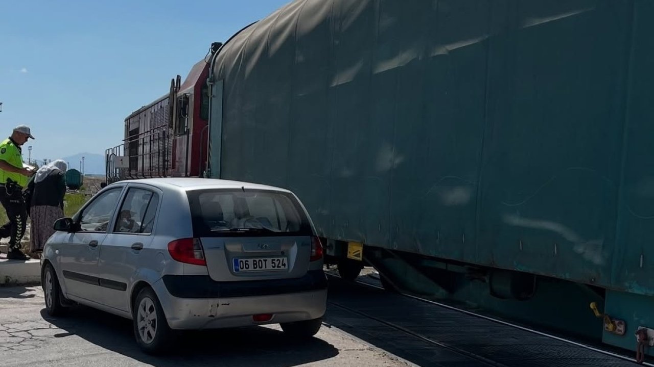 Van’da tren hemzemin geçitte otomobile çarptı: 1 hafif yaralı