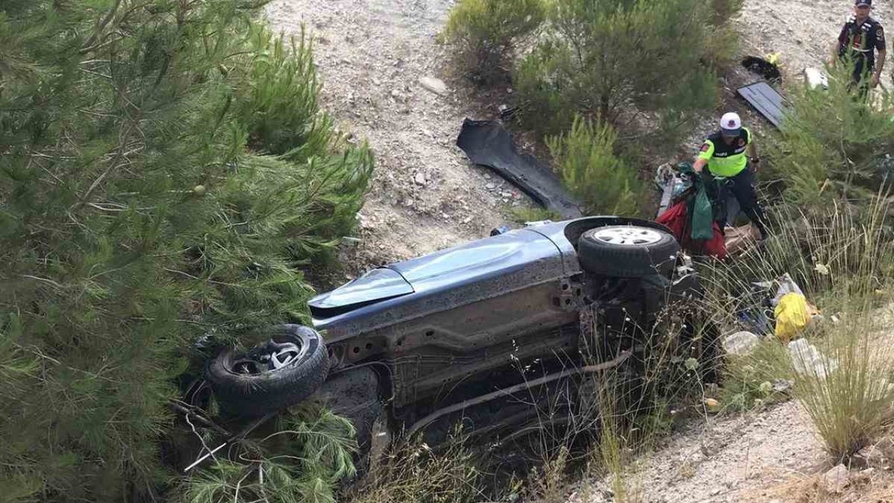 Balıkesir’de otomobil şarampole uçtu: 5 Yaralı