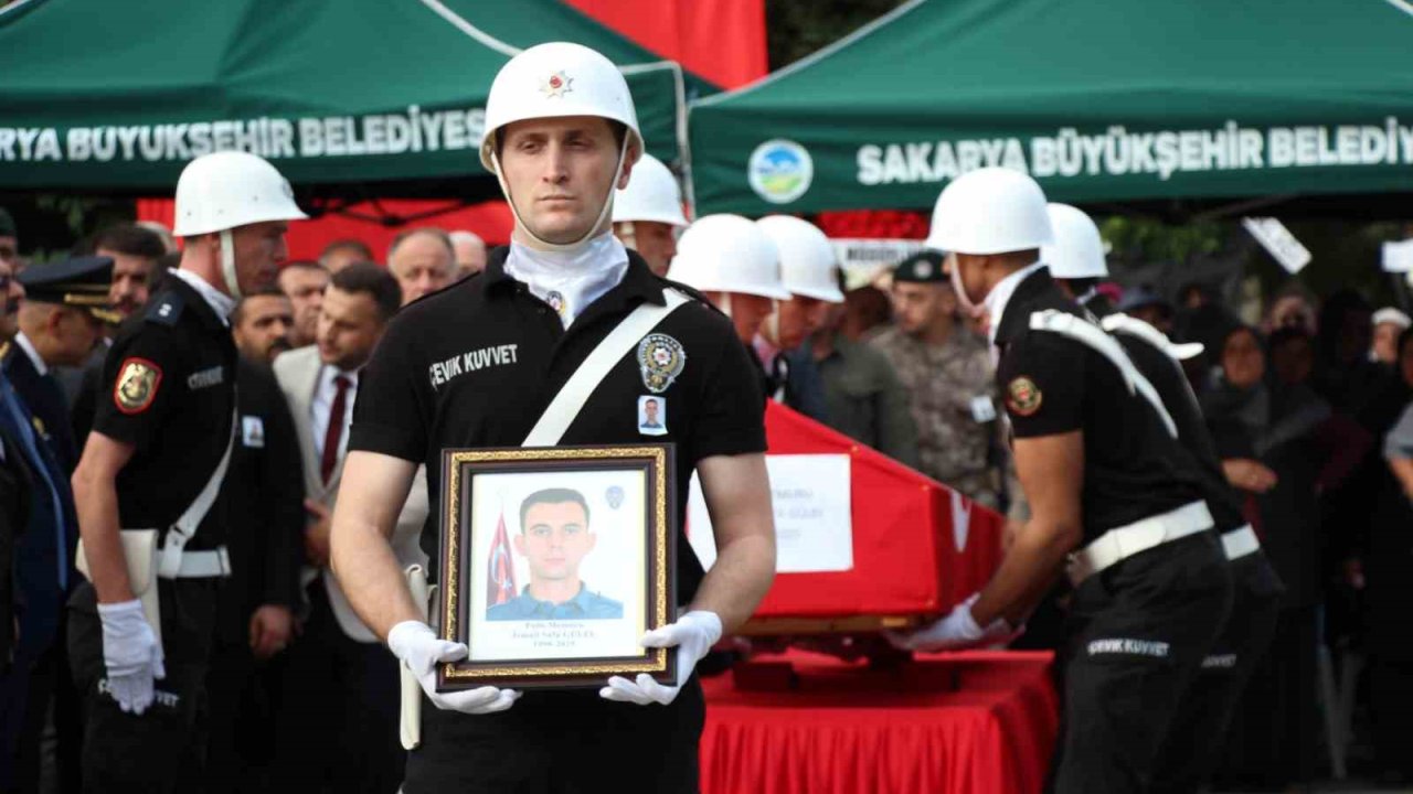 Çankırı’daki kazada hayatını kaybeden polis özel harekat kursiyeri Sakarya’da defnedildi