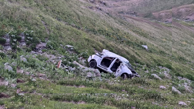 Kars-Selim-Göle karayolunda araç uçuruma yuvarlandı!