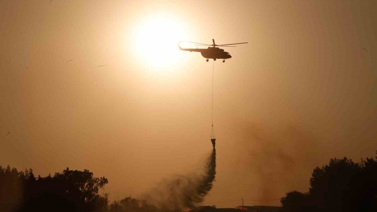 Antalya’da iki noktada çıkan yangında alevlerle burun buruna geldiler