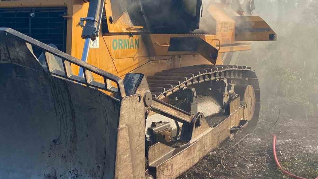 İzmir’de yangına müdahale eden dozer yandı