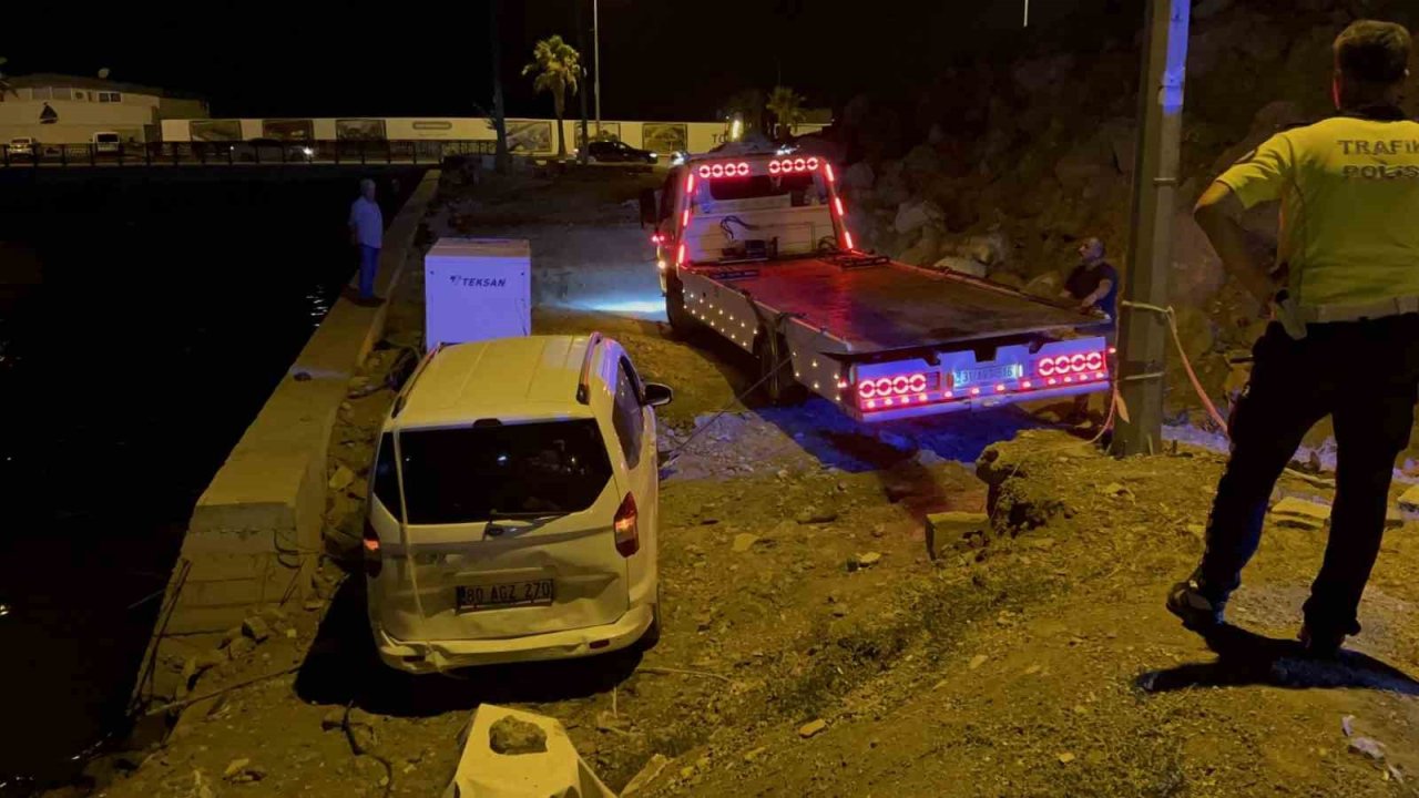 Yol sanılan bina enkazına ikinci kez araç uçtu