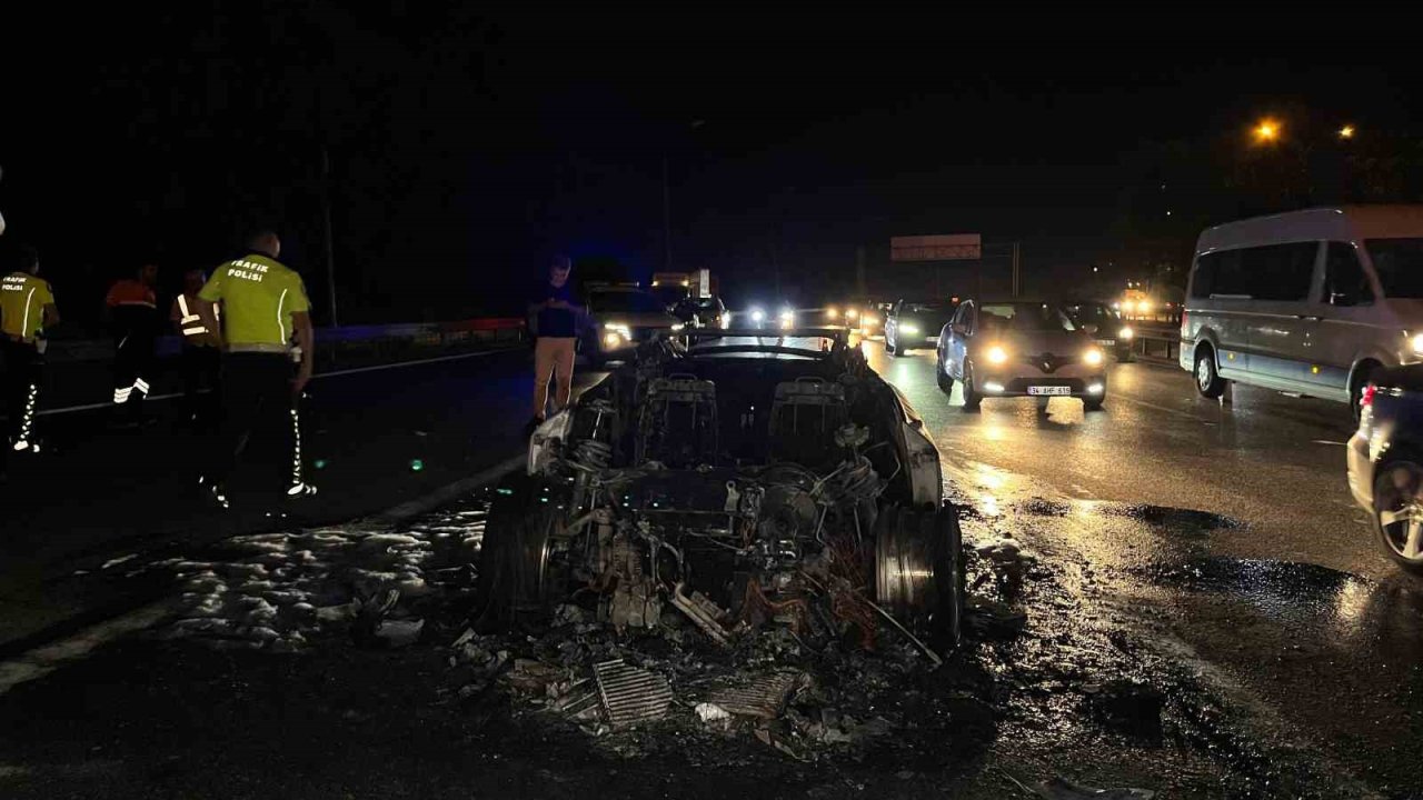 Bahçelievler’de alev alev yanan lüks otomobil hurda yığınına döndü