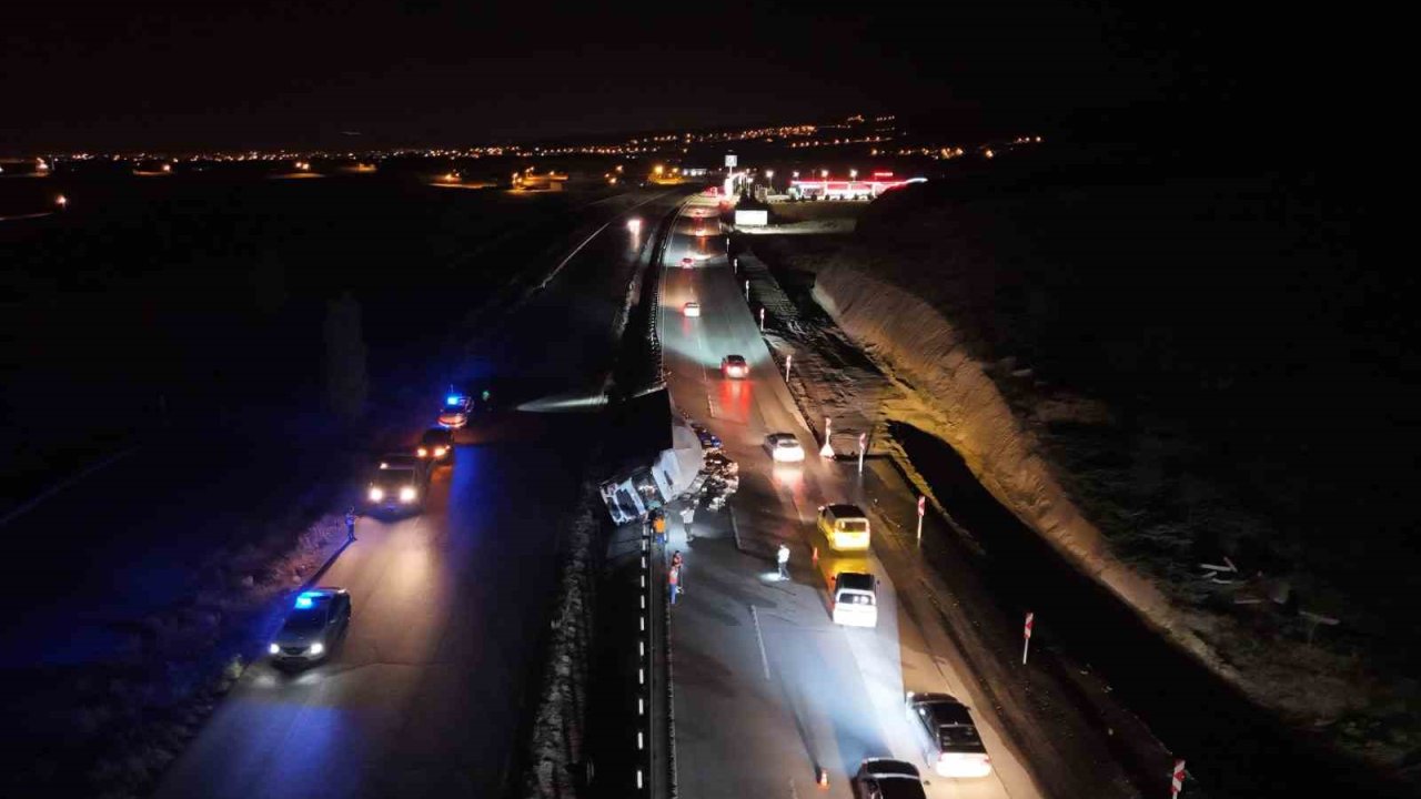 Kırıkkale’de alkol yüklü tır devrildi