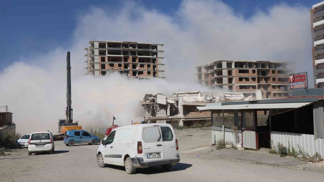 Deprem etkisi oluşturan 13 katlı bina yerle bir olma anı kamerada