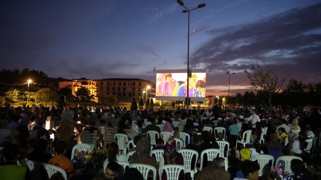 Kartepe’de açık hava sinema keyfi başladı