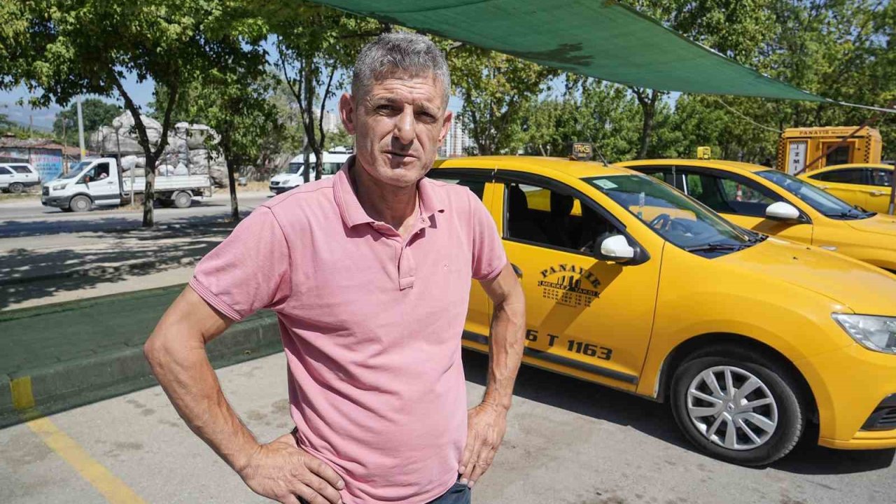 Taksicilerin "bekleme yapma" kavgası kamerada