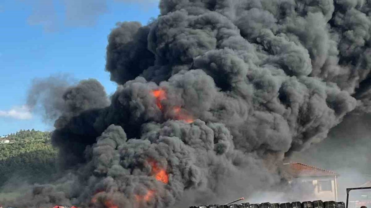 Plastik kasalar tutuştu, gökyüzünü siyah duman kapladı