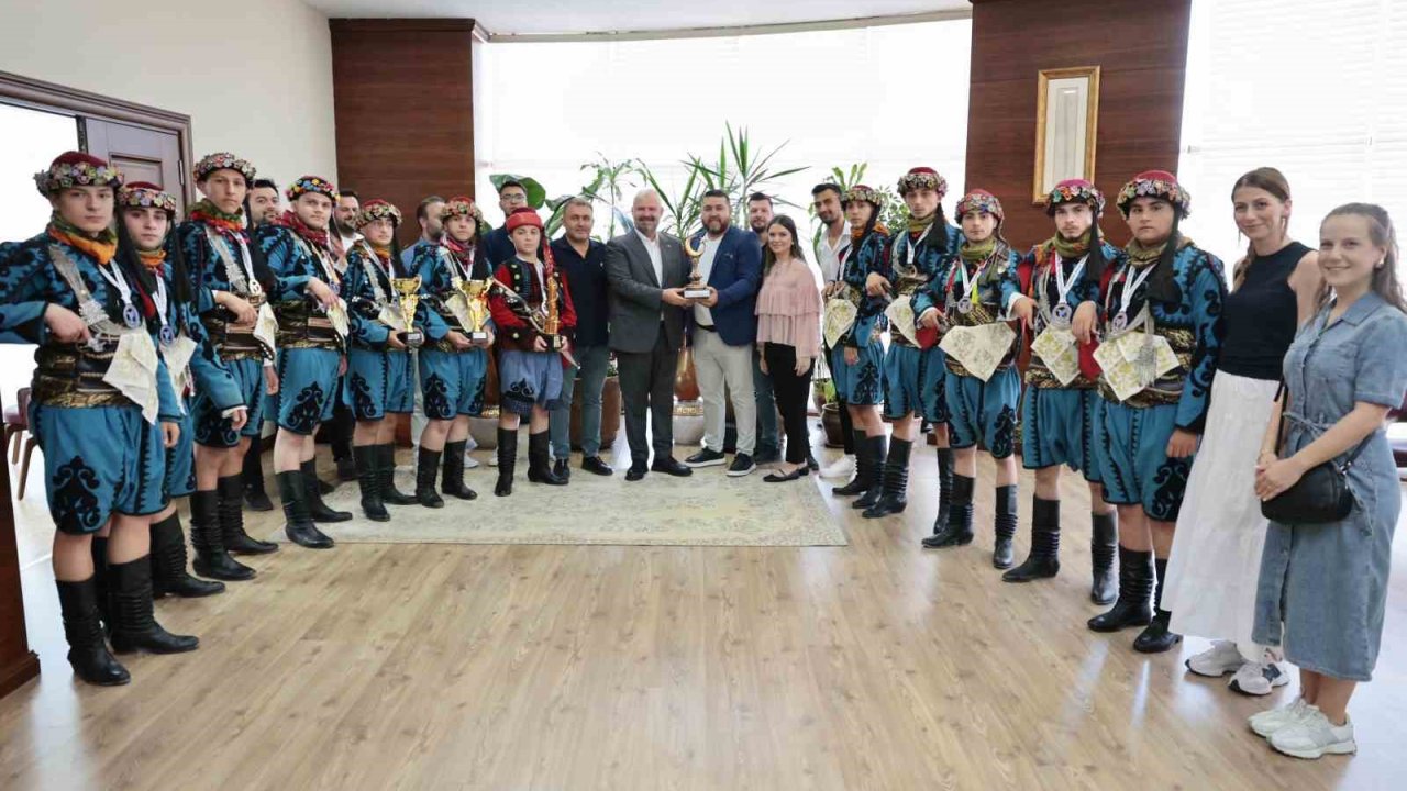 Menemen, halk oyunlarında Türkiye şampiyonluğu gururu yaşadı