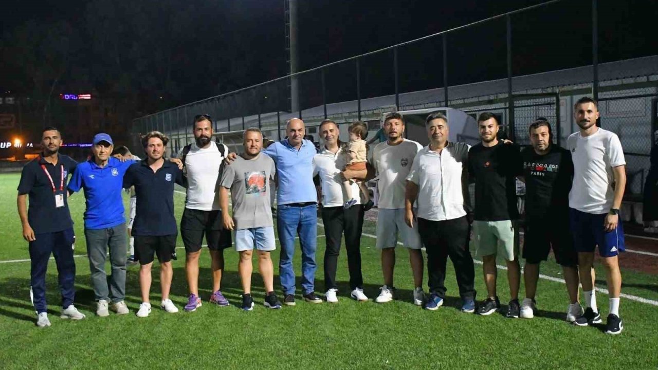 Yunusemre’nin U17’leri İzmir’de şampiyon oldu
