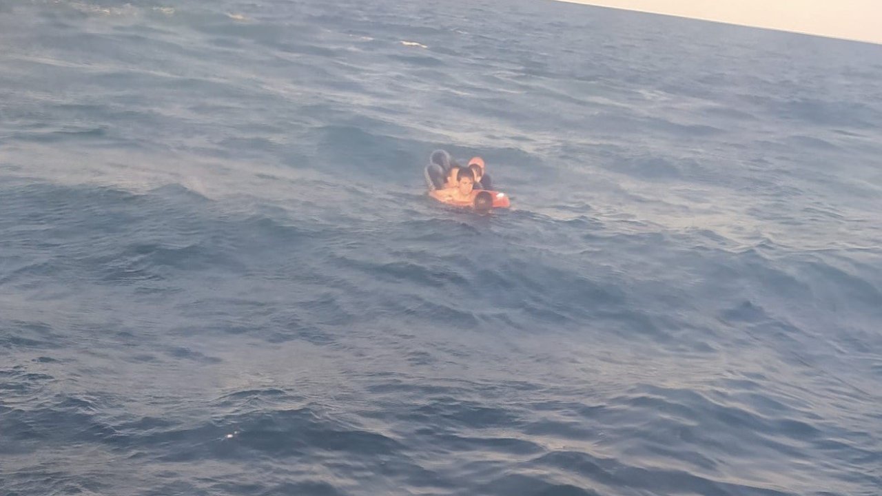 Şişme simit ile denizde sürüklenen baba ve 3 çocuğu kurtarıldı