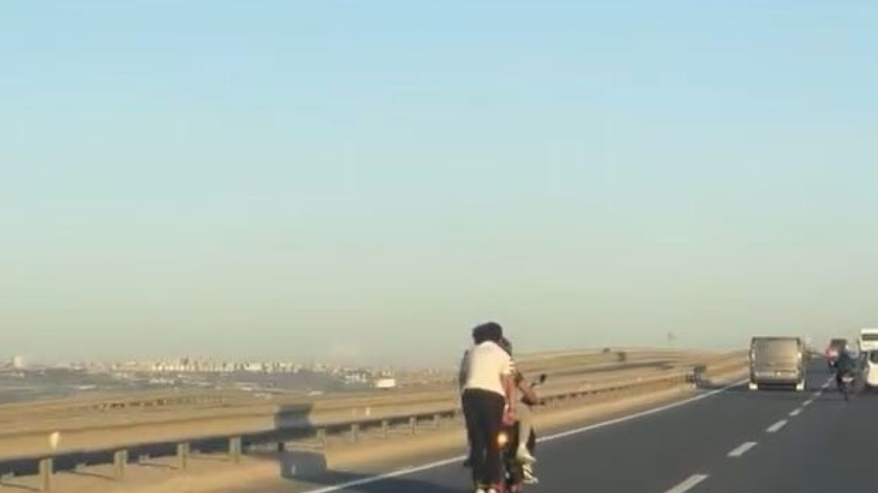 Trafikte motosiklete tutunarak ilerleyen patenli genç yürekleri ağza getirdi
